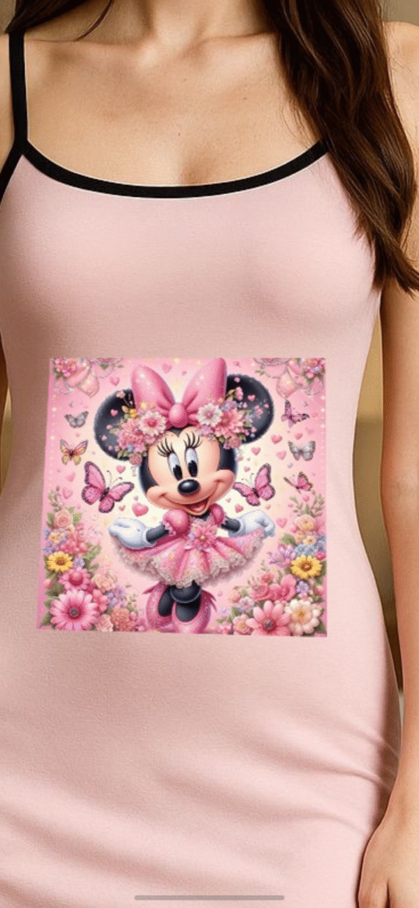 Robe rose bébé avec imprimé Minnie Mouse entourée de fleurs et de papillons – Image 3