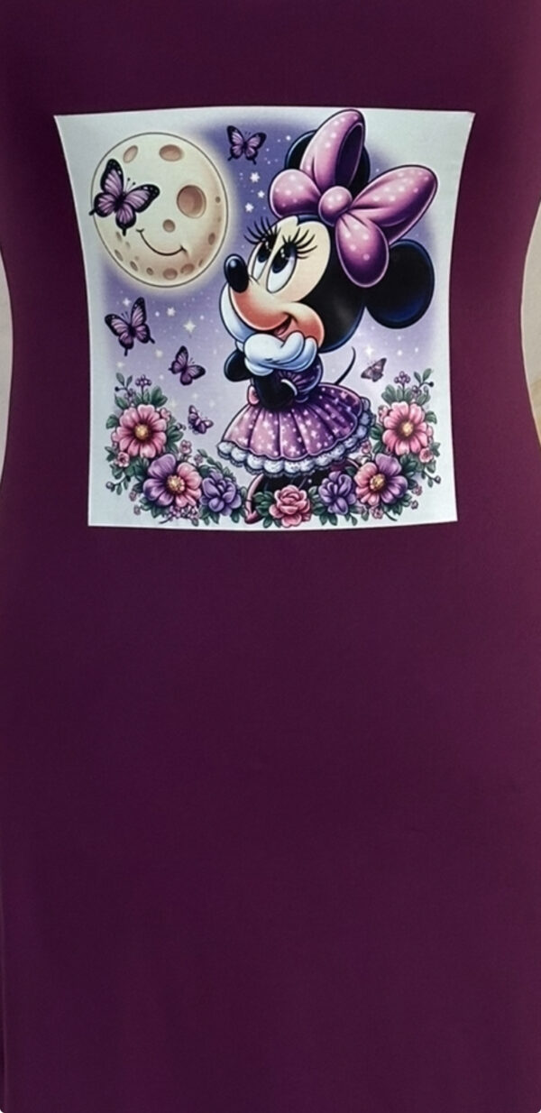 Robe violette avec imprimé Minnie Mouse sous la lumière de la lune – Image 7