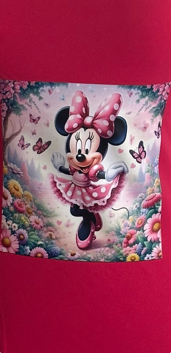 Robe rose avec imprimé Minnie Mouse dans un jardin fleuri – Image 3